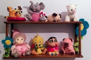 muñecas de porcelana y peluches