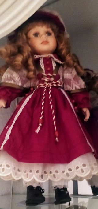 muñecas de porcelana y peluches