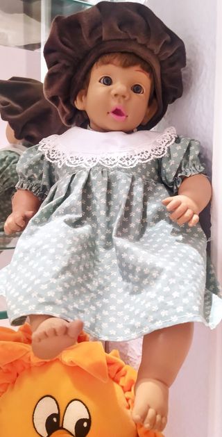 muñecas de porcelana y peluches