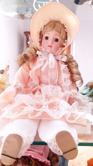 muñecas de porcelana y peluches