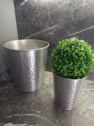 2 JARRONES METAL PLATEADOS CON BOLA