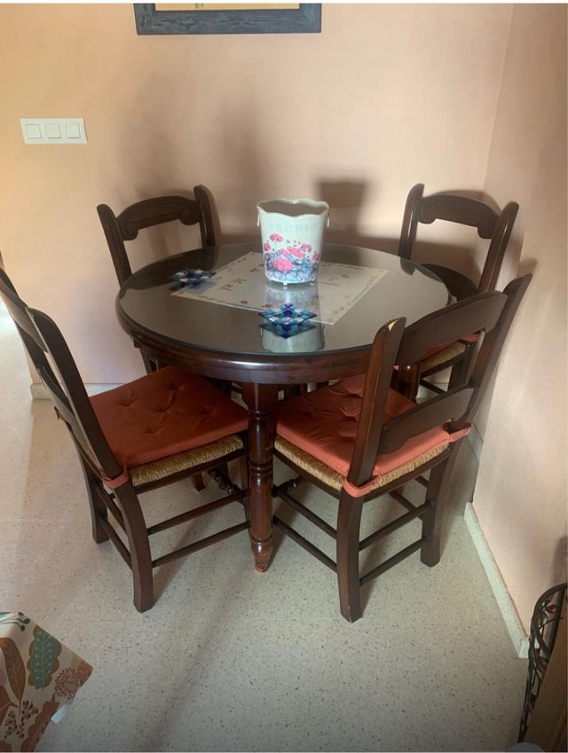 Mesa y silla en madera rondeña