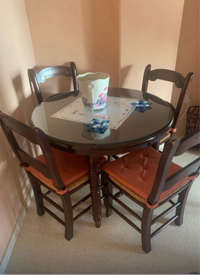 Mesa y silla en madera rondeña