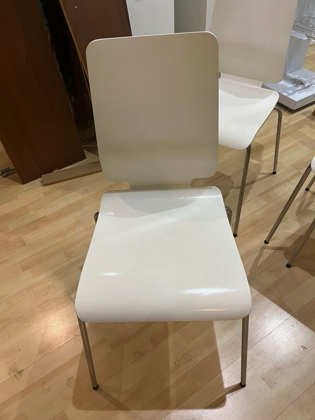 Mesa blanca y sillas