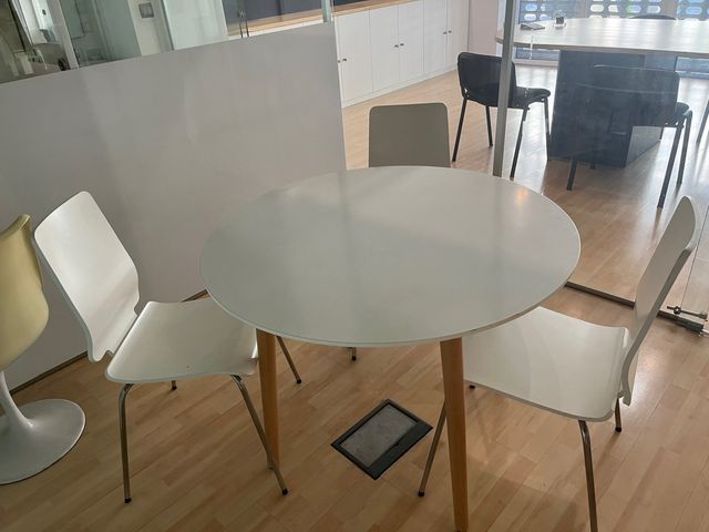 Mesa blanca y sillas