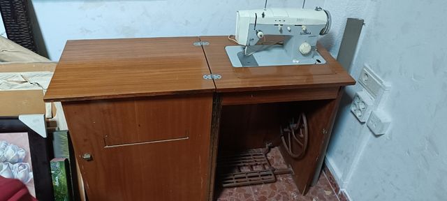 Maquina de coser antigua .