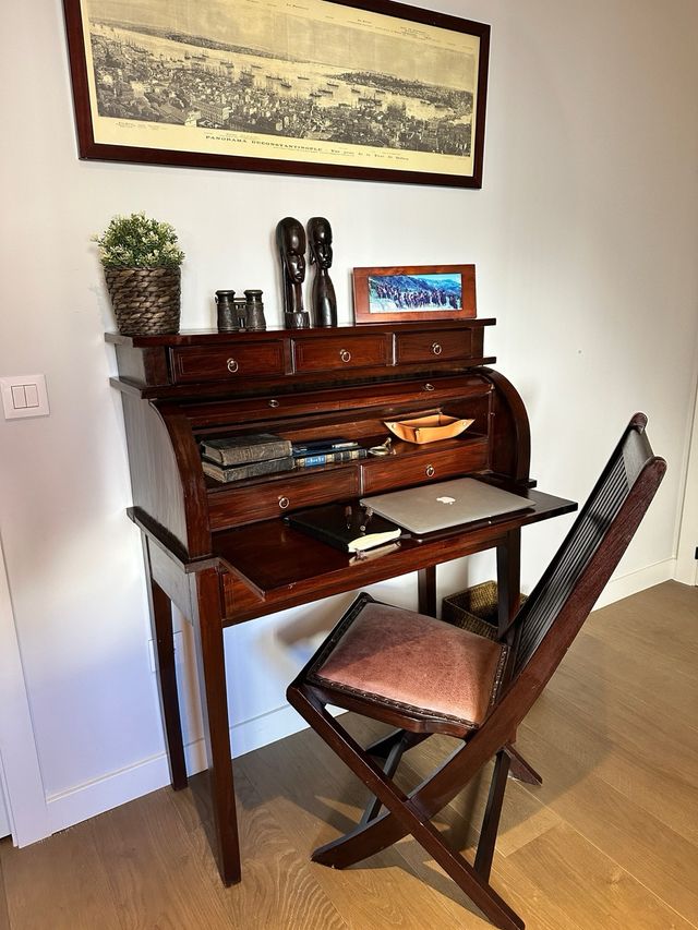 Escritorio bureau teka  colonial. Silla aparte