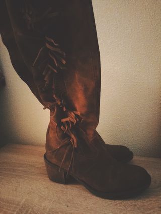 Botas altas flecos marrones