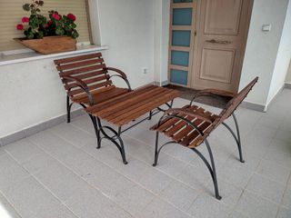 Mesa y bancos para patio.