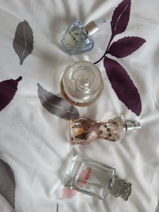 Bottiglie di profumo vuote