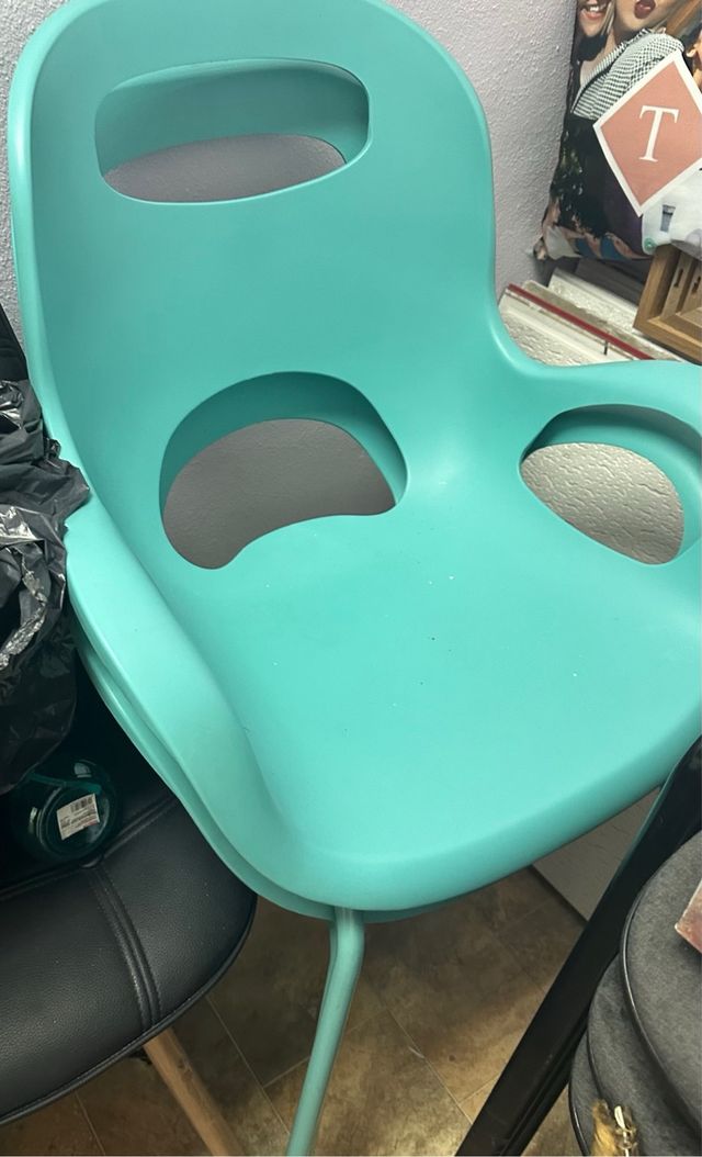 2 sillas como nuevas , sin uso .