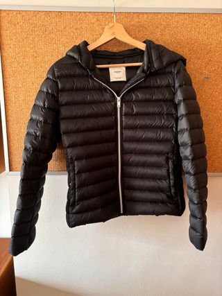 Plumas mujer negro con capucha.