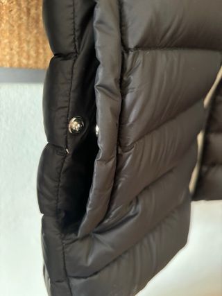 Plumas mujer negro con capucha.