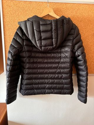 Plumas mujer negro con capucha.