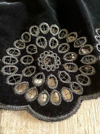 Vestido terciopelo negro de Zara