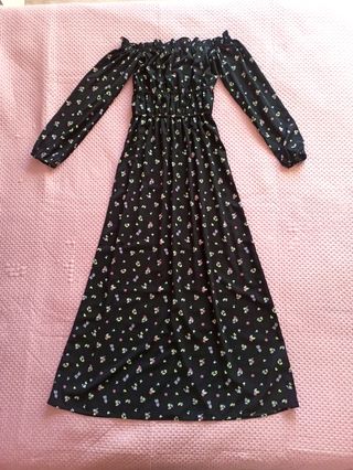 Maxi abito a fiori con spalle scoperte