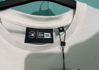 Camiseta new era con etiqueta 