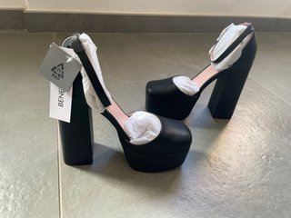 Zapatos tacon negros Benetton
