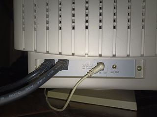 Monitor antiguo Proview con altavoces