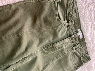 Pantalón vaquero acampanado verde militar