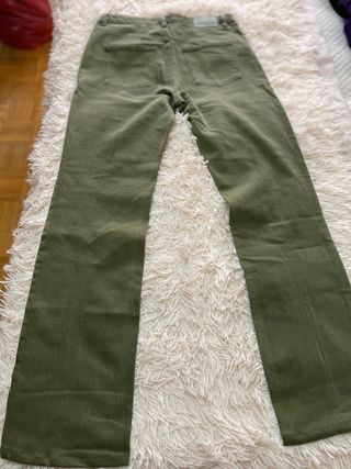 Pantalón vaquero acampanado verde militar