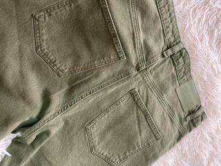 Pantalón vaquero acampanado verde militar