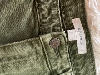 Pantalón vaquero acampanado verde militar
