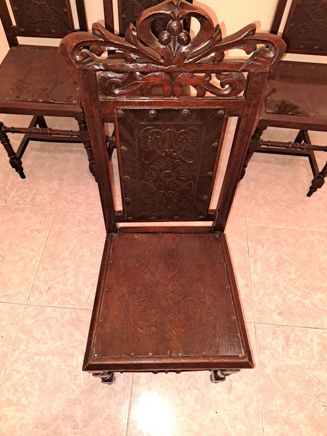 6 sillas de madera noble tallada.