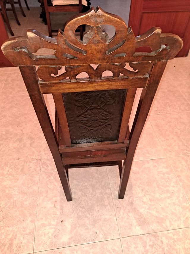 6 sillas de madera noble tallada.