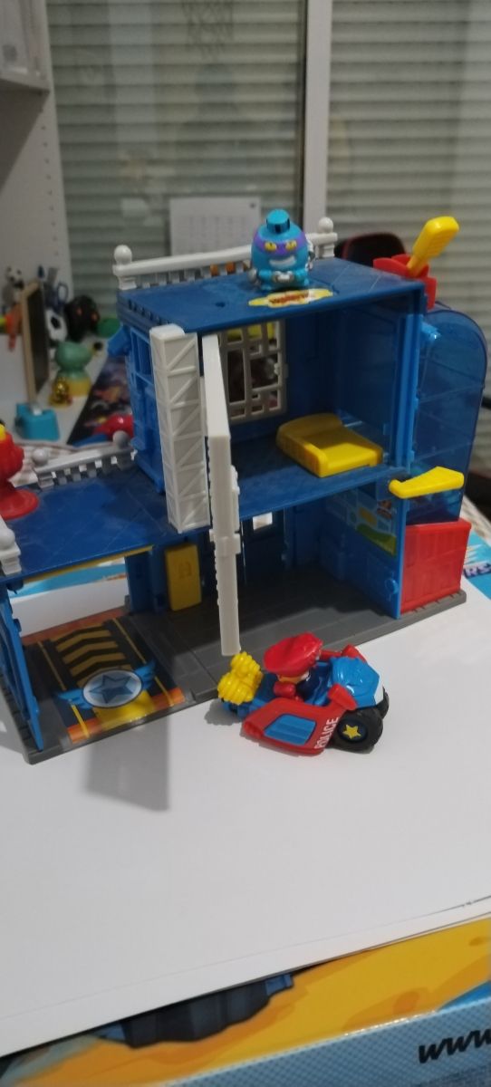 Comisaria Policía Super Things