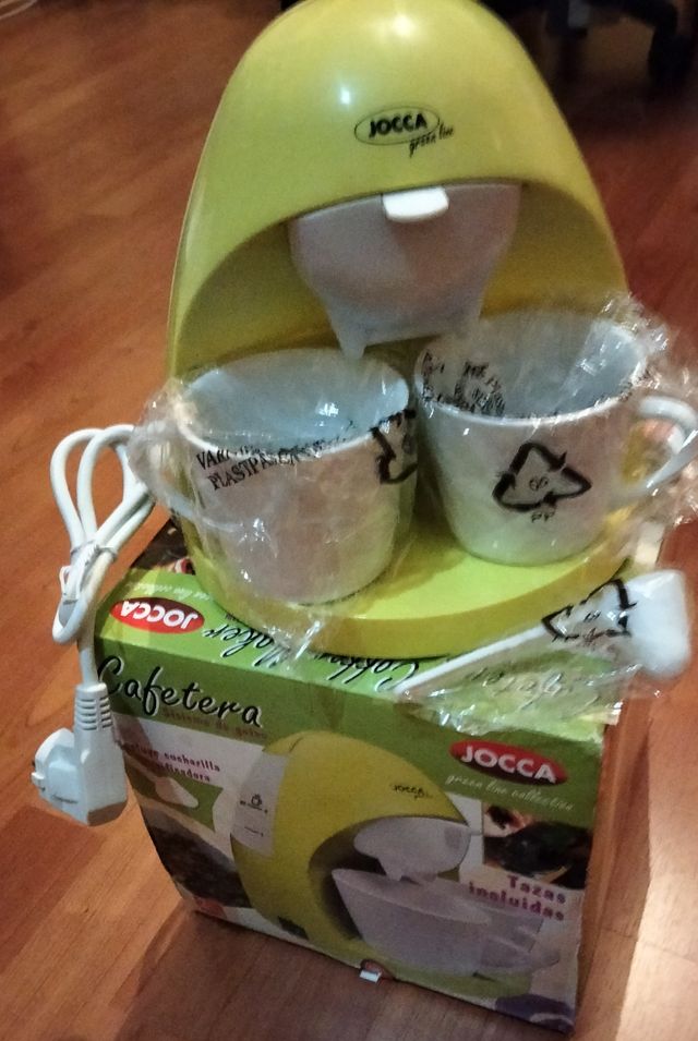 Cafetera JOCCA, con tazas.