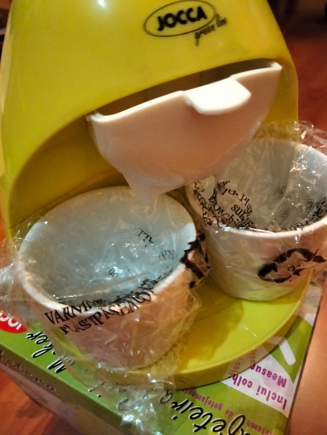 Cafetera JOCCA, con tazas.