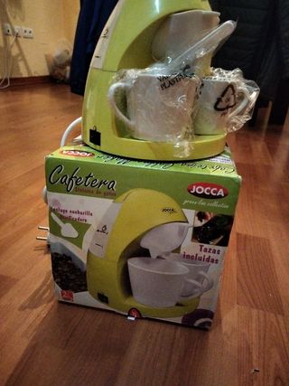 Cafetera JOCCA, con tazas.