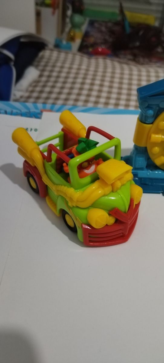 Banco, coche Policía y coche SuperZings