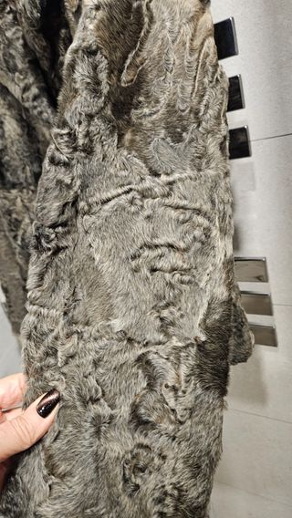 Chaqueta de Astracán en gris.