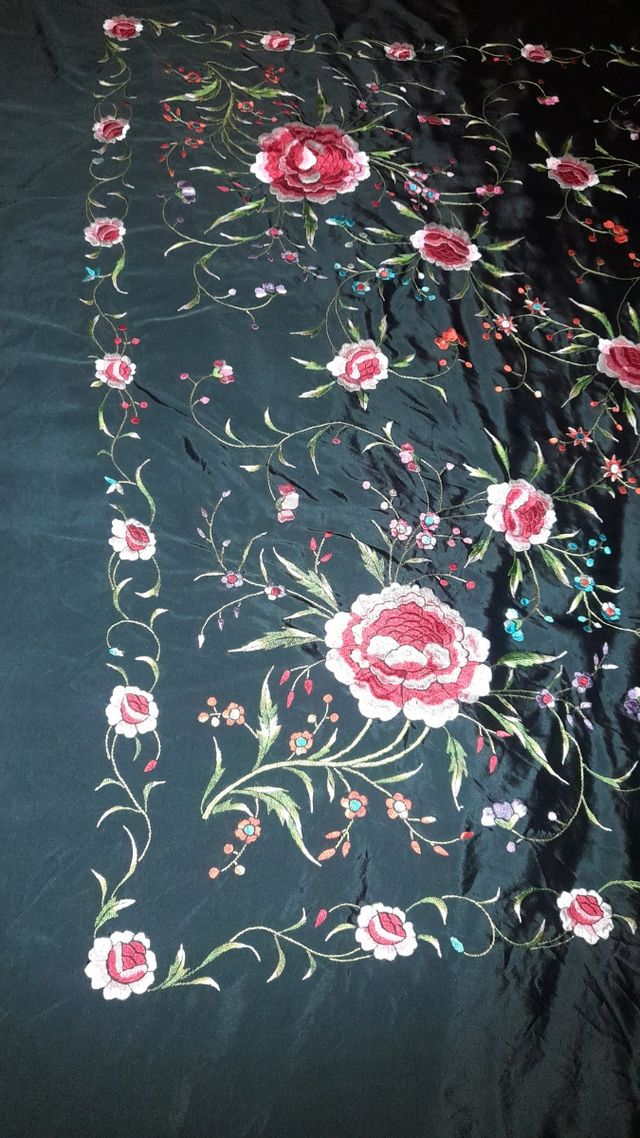 Manton de manila seda negro cosido a mano 