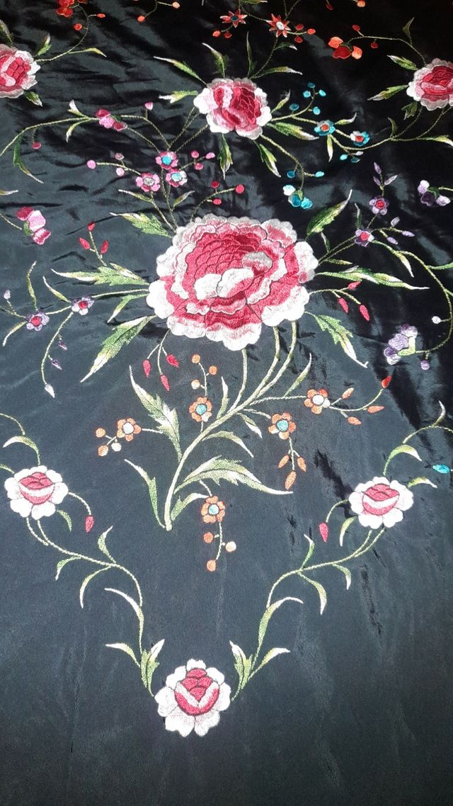 Manton de manila seda negro cosido a mano 