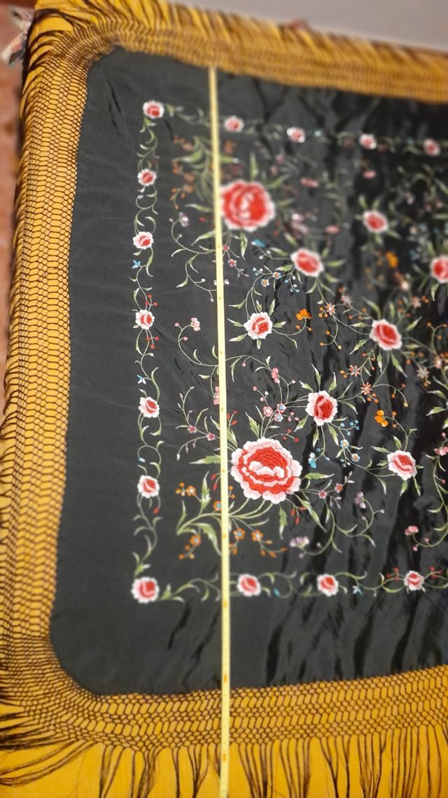 Manton de manila seda negro cosido a mano 