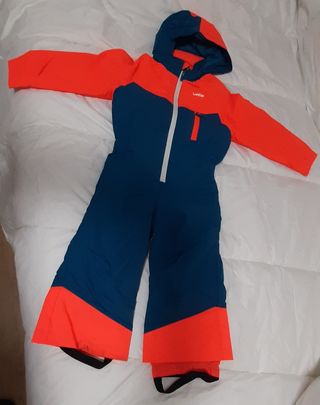 Mono de esquí y nieve y camisetas interior.