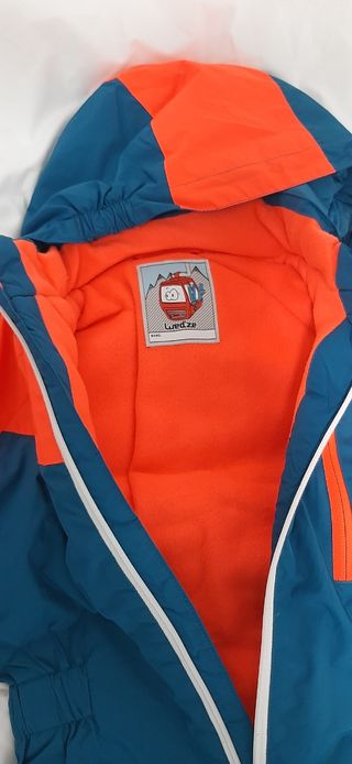 Mono de esquí y nieve y camisetas interior.