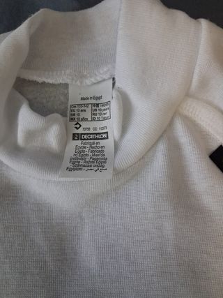 Mono de esquí y nieve y camisetas interior.