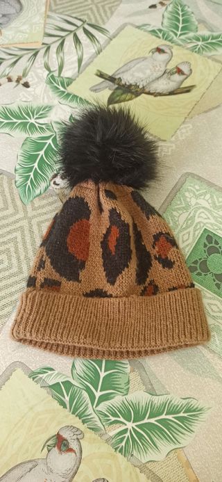 Cappellino tigrato con ponpon
