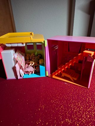 Casita muñecas y coche.