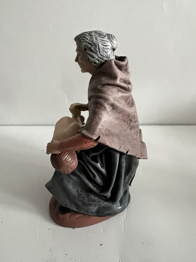 Figura belén antigua artesanía Serrano bebe