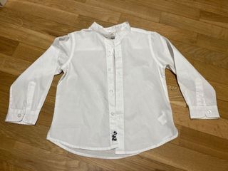 lote 2 camisas niño. talla 4-5. Cuello tipo mao