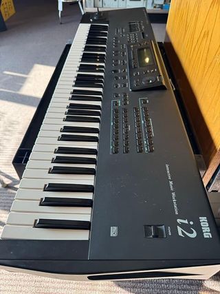 Sintetizador con pedal Korg i2