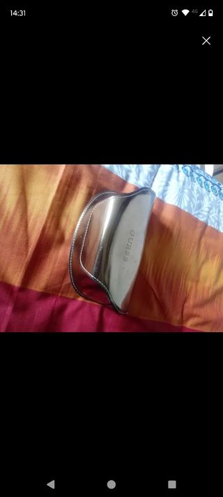 Funda estuche gafas Guess dorada