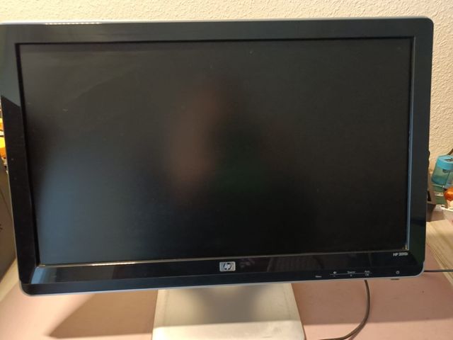 Ordenador de torre con pantalla y acceso