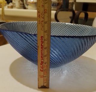 Ciotola di vetro blu scanalata