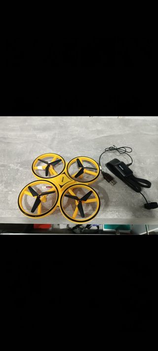Dron con pulsera de sensor